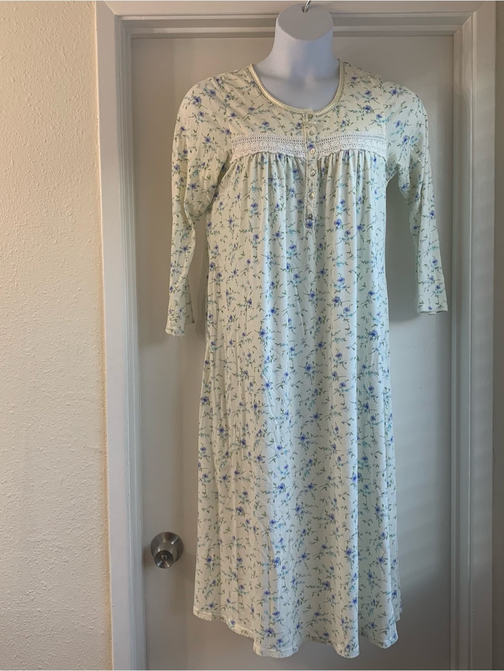 Aria Women's Floral Long Sleeve Nightgown Size S Cream Blue Sleepwear